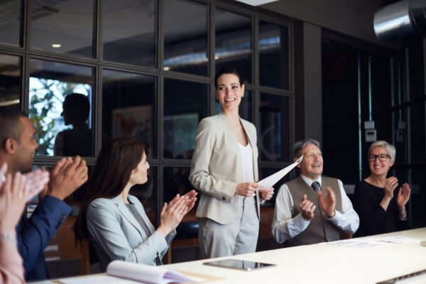 pessoas a conversar numa reunião de estratégia de L&D 2026
